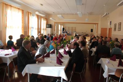 Avauspuhetta kuunteleva juhlayleisö
