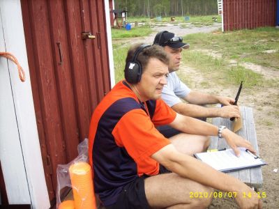 Radan ohjaus
Takimmainen henkilö käyttää kolmea radio-ohjainta, joilla kiekot laitetaan liikkeelle ja etummainen henkilö toimii kirjurina. 
