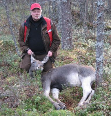 Pieni vasa
Timo Räpetti ampumansa pienen vasan kera
